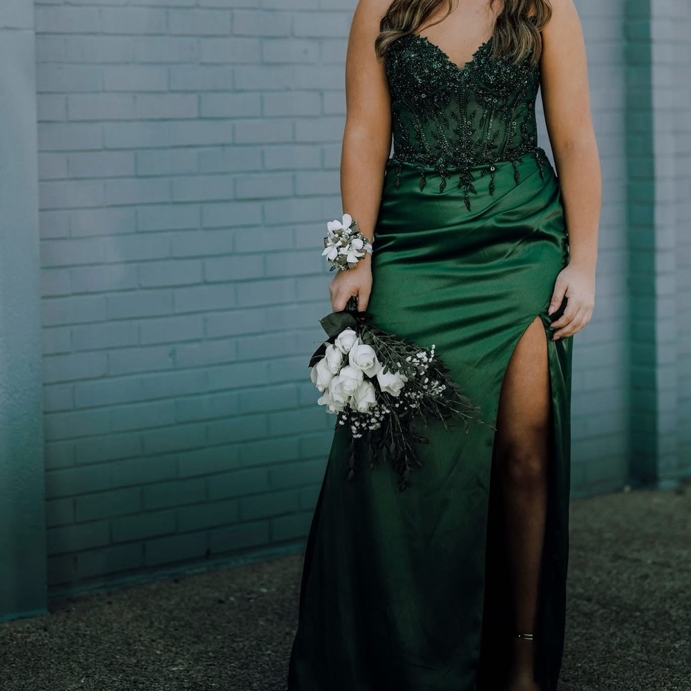 Elegant Green Evening Gown. Nox Anabel Prom dress. GORGEOUS. Size 8